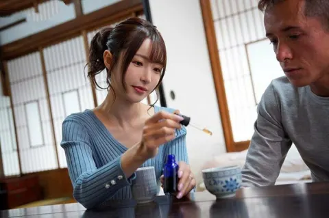 Cô vợ xinh địt nhau với cậu bạn thân bày mưu bỏ thuốc kích dục để hâm nóng với chồng