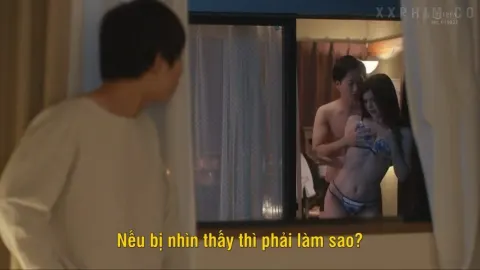 Cậu thanh niên may mắn trộm nhìn chị hàng xóm địt nhau với chồng và cái kết