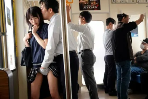 Em nữ sinh bị sàm sở trên tàu điện bởi bố dượng của mình